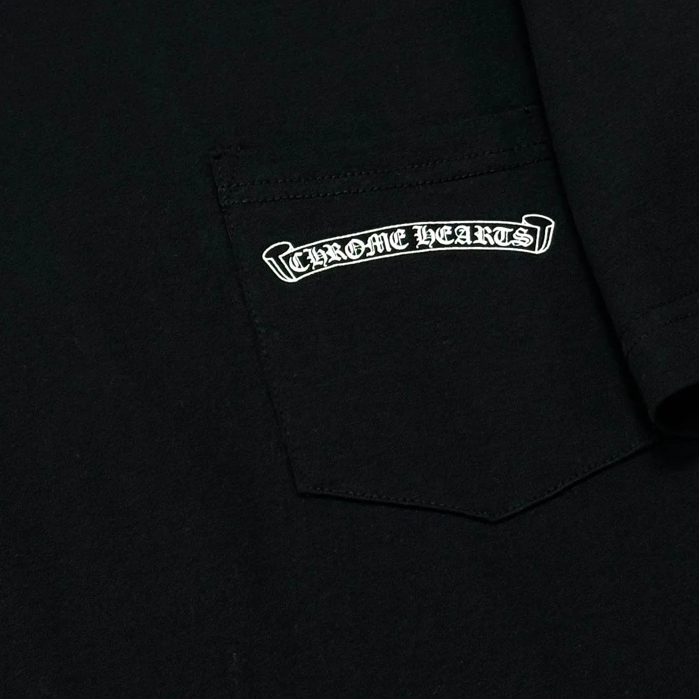 P170 Chrome Hearts Chrome Hearts 25 high-end versions. The fabric is made of 300 grams of high-density pure cotton. It does not deform or shrink. It has three labels. It is the same style for men and women. Technology: Digital printing. Color: White. Black. SIZE: S-XL.